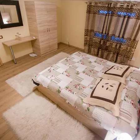 Bujtina Loren, Korce Daire Görice